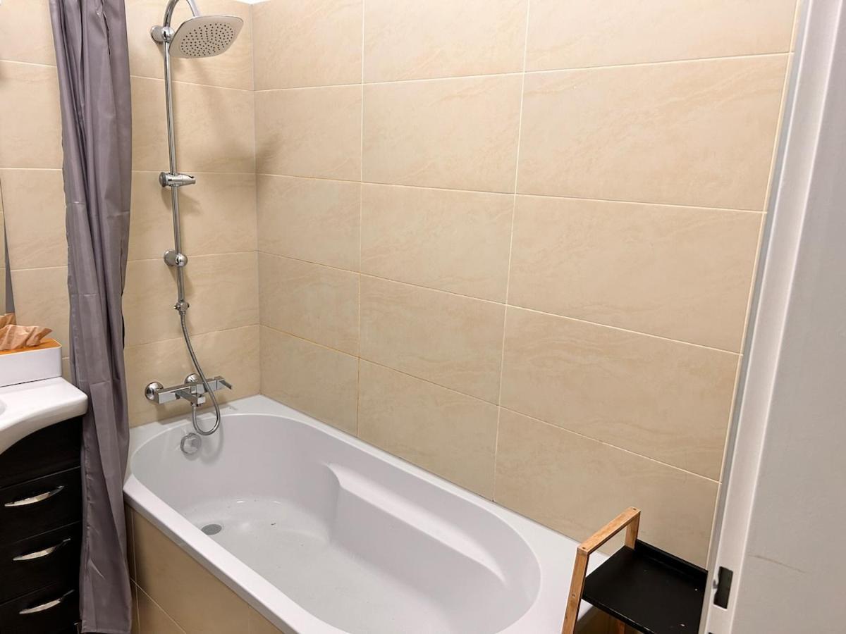 Spacious Central 4-Room Suite For 6 - Near Subway Wina Bagian luar foto